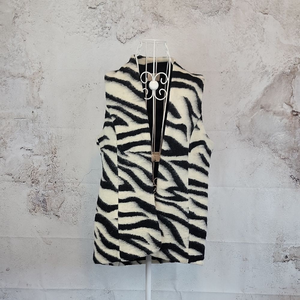 Chico's Zebra Print Open Front Vest Womens Size M ( Chicos Size 1)